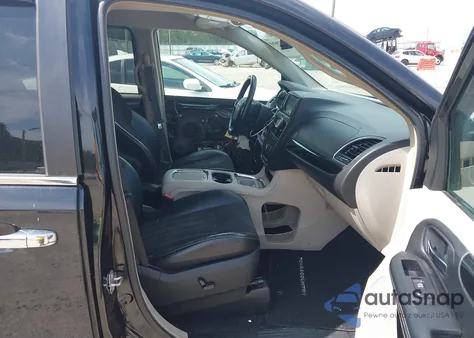 2016 Chrysler Town & Country Limited z USA, uszkodzony, nr VIN 2C4RC1JG5GR221593